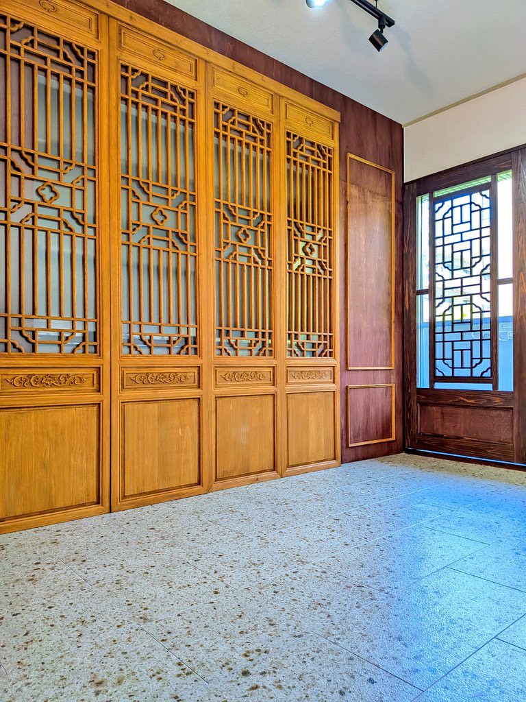 Chinese-styled lattice door room