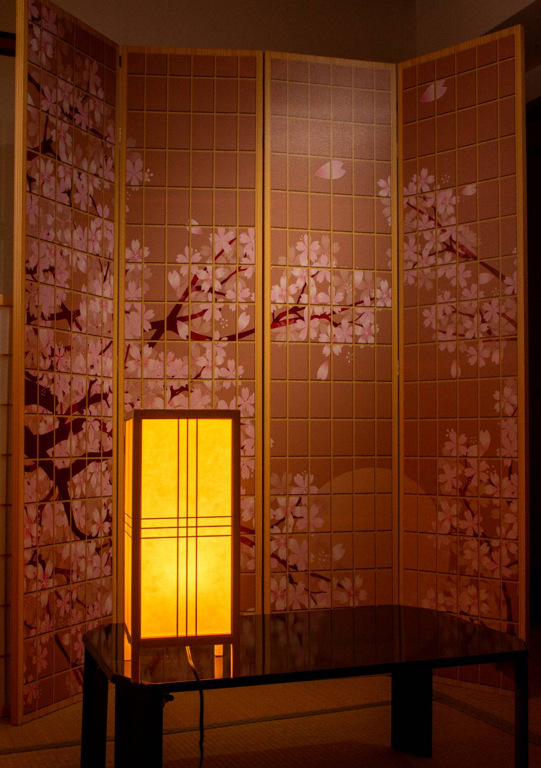 桜の衝立を照らす行灯